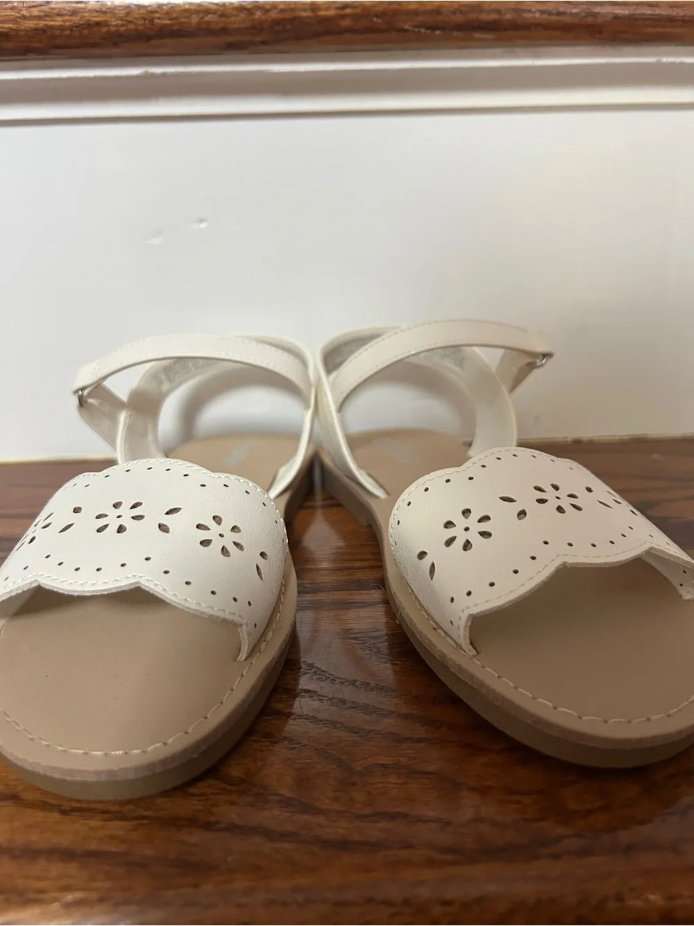 NEW!!!Gymboree Cream Scalloped Laser-Cut Kids Sandals